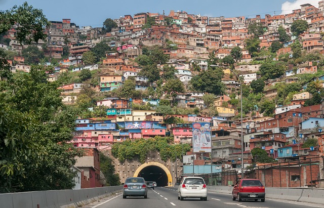 venezuela-hyperinflation-blockchainLand